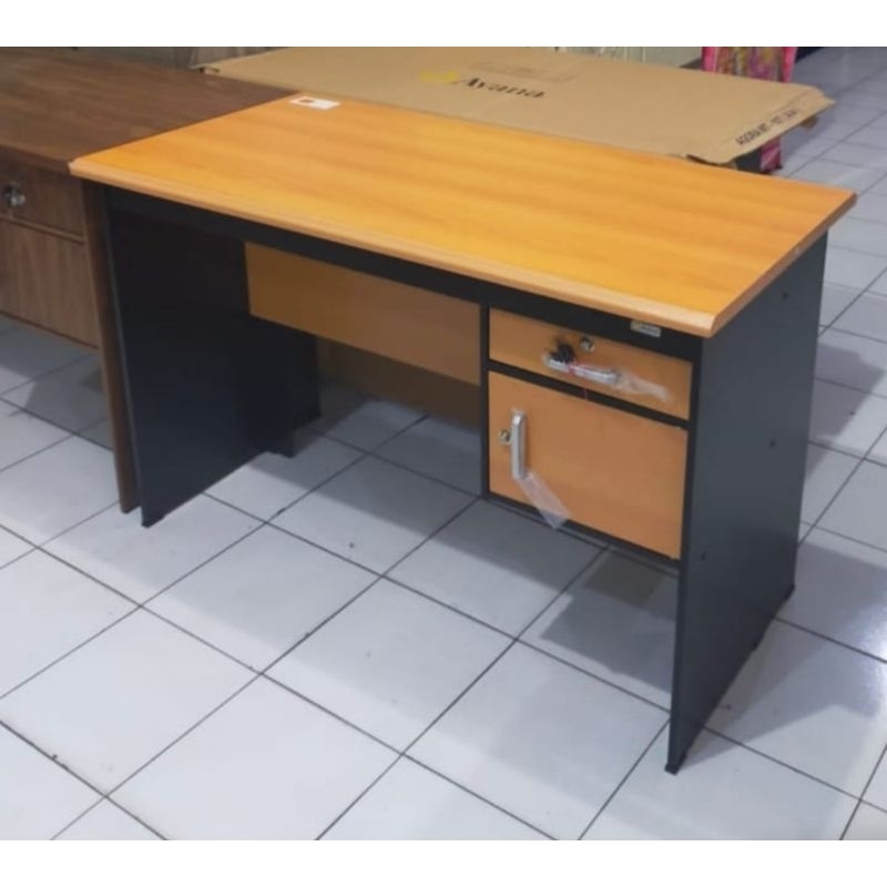 Meja Kantor Coklat